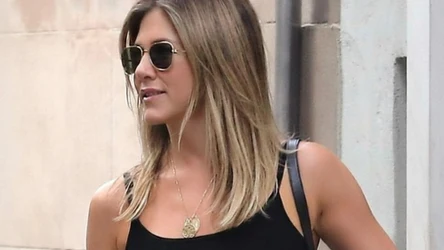 Jennifer Aniston jest wielką fanką sandałów na koturnie, modelu, który wraca na ulice latem 2026