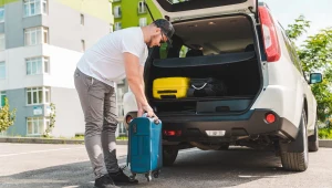 Pakowanie samochodu na wakacje warto zacząć zanim pierwsza walizka trafi do bagażnika. Najpierw trzeba sprawdzić, gdzie są trójkąt, kompresor i zestaw naprawczy do opon.