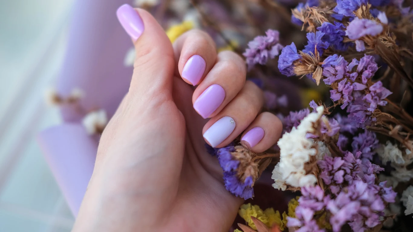 Liliowy manicure na lato. Ten subtelny i kobiecy odcień to absolutny hit sezonu Liliowy manicure na lato. Ten subtelny i kobiecy odcień to absolutny hit sezonu.