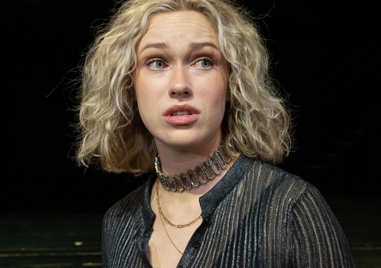 Helena Englert Helena Englert z jasnymi, kręconymi włosami w błyszczącej stylizacji.