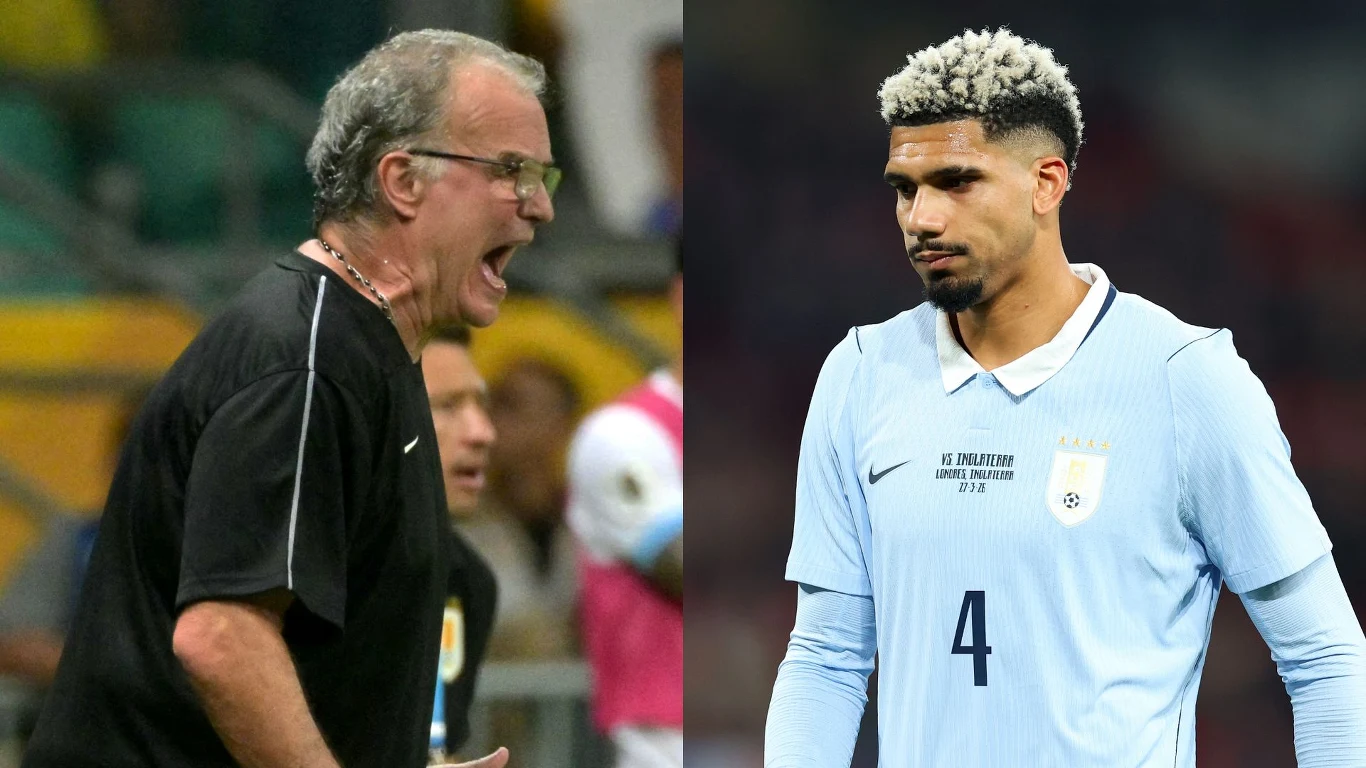 Marcelo Bielsa i Ronald Araujo Po lewej stronie mężczyzna w czarnej koszulce energicznie gestykuluje i wykrzykuje coś, po prawej zawodnik w jasnoniebieskiej koszulce z numerem 4 stoi z poważną miną.