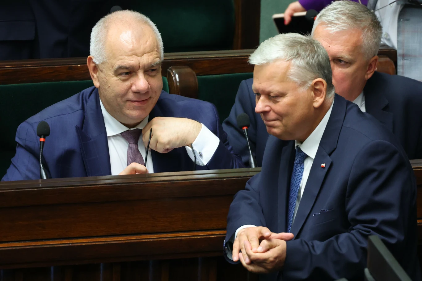 Media donoszą o kłótni między Jackiem Sasinem i Markiem Suskim Posłowie PiS Jacek Sasin (z lewej) i Marek Suski (z prawej) na sali plenarnej Sejmu