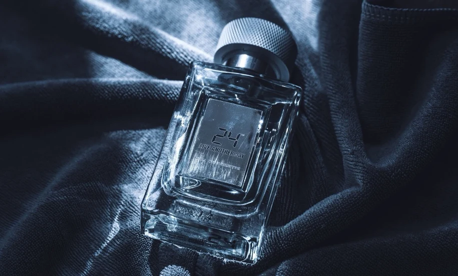 Perfumy męskie do 200 zł — Dzień Ojca 23 czerwca 2026 Elegancki ciemny flakon perfum męskich — prezent na Dzień Ojca