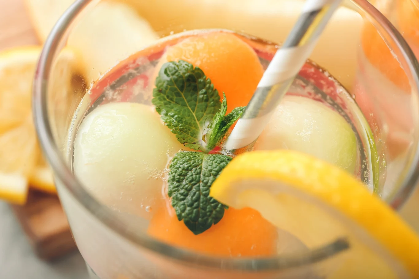 Latem piję zamiast herbaty. Świetnie nawadnia i poprawia trawienie Szklanka domowej lemoniady z melona i cytryny podana z kostkami lodu i świeżą miętą w letni dzień.