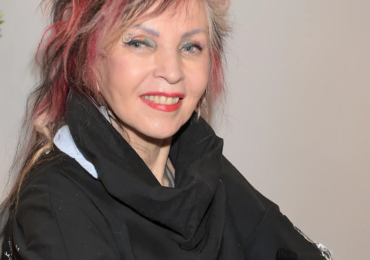 Krystyna Mazurówna Krystyna Mazurówna z kolorowymi włosami i w ciemnym ubraniu.