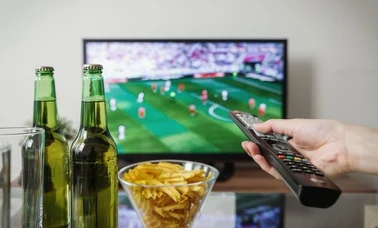Piwo, chipsy i pizza na stole — wieczór z meczem Mundialu 2026
