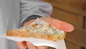 Kanapka ze smalcem dziś wraca do łask jako rarytas. Czy takie jedzenie jest zdrowe?