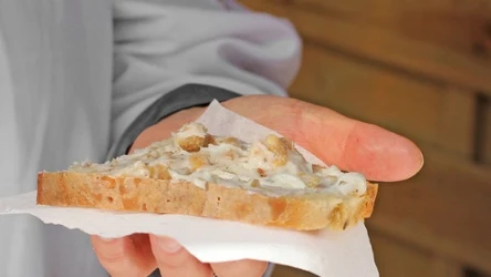 Kanapka ze smalcem dziś wraca do łask jako rarytas. Czy takie jedzenie jest zdrowe?