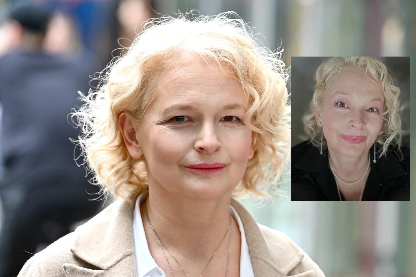 Dominika Ostałowska pokazała się fanom odmieniona Kobieta o jasnoblond, kręconych włosach i jasnej karnacji, uśmiechnięta, ubrana w jasny płaszcz i białą koszulę, nałożone dwie fotografie – jedna wykonana na zewnątrz w dziennym świetle, druga wewnątrz przy sztucznym oświetleniu.