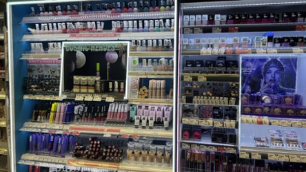 Po patelniach za 4,99 zł przyszła pora na to. Rossmann wyprzedaje popularne kosmetyki