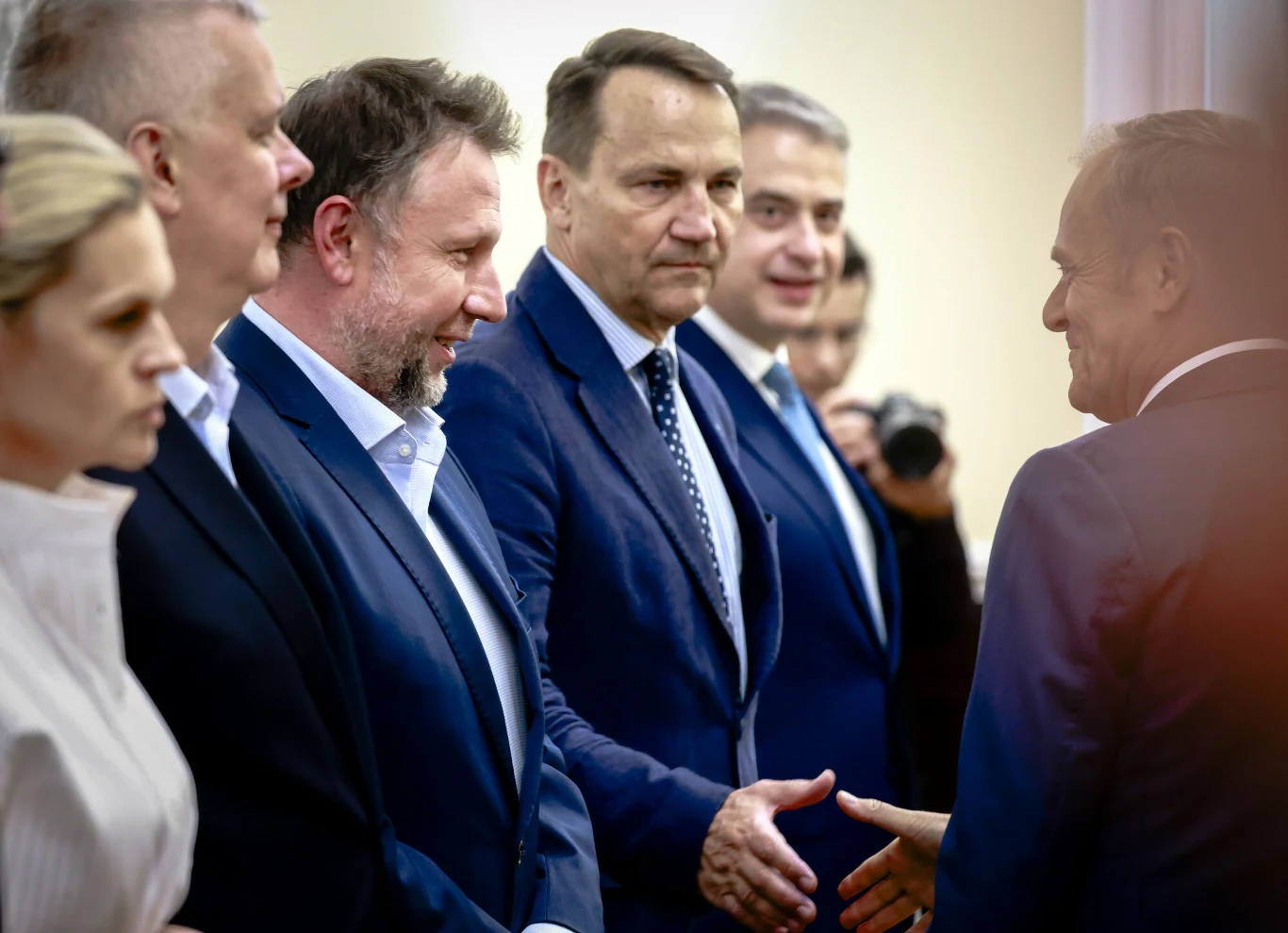Marcin Kierwiński wskutek afery wokół Szpitala Południowego może stracić funkcję szefa warszawskich struktur Koalicji Obywatelskiej Grupa elegancko ubranych mężczyzn i kobieta, jeden z mężczyzn wyciąga dłoń do uścisku z osobą stojącą naprzeciwko.