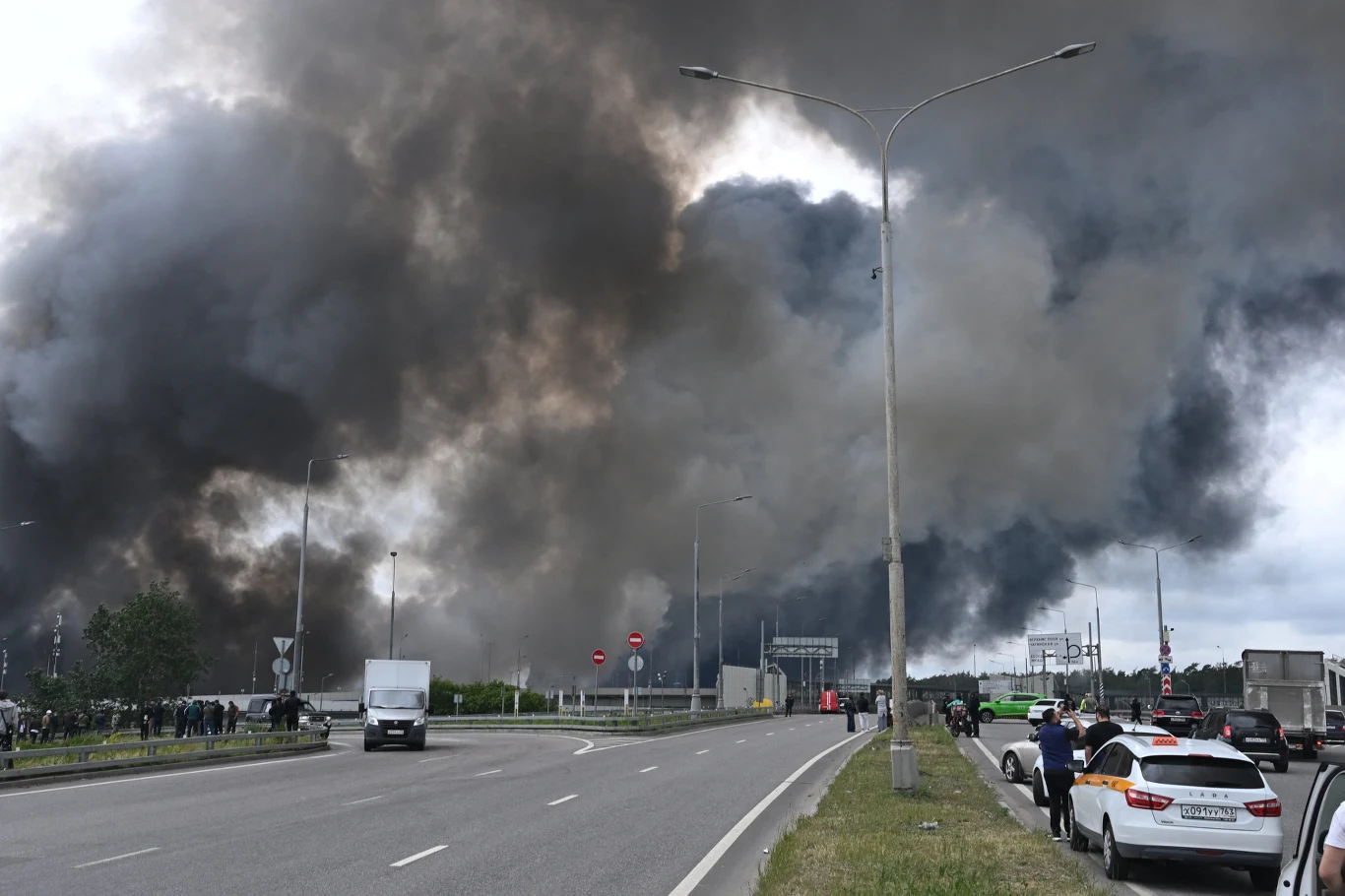 Gęsty dym unoszący się nad rosyjską drogą w rejonie Moskwy po ataku Ukrainy Dym nad rosyjską drogą po ataku Ukrainy