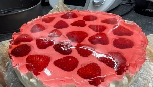 Pyszny śmietanowiec z owocami, idealny na szybki deser