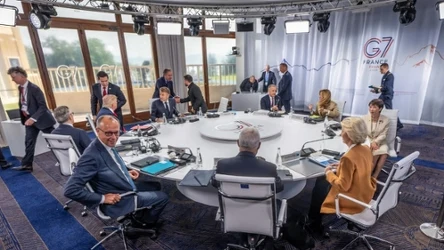 Friedrich Merz odwraca się podczas szczytu G7 we Francji