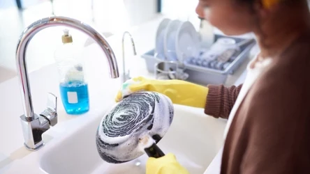 Nie szoruj przypalonej dna patelni. Wystarczą 4 produkty, które masz w domu, a będzie jak nowa.