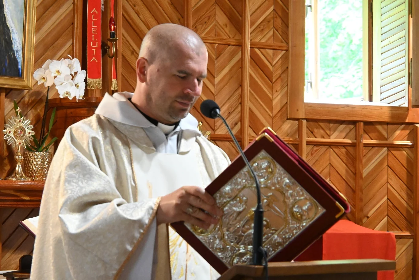 Biskup Tadeusz Lityński przestrzega przed działalnością ks. Daniela Galusa Ksiądz Daniel Galus stoi przy ołtarzu przed mikrofonem, otwiera księgę