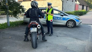 Nowe przepisy obowiązują od 30 marca. Jaki mandat grozi za wheelie?