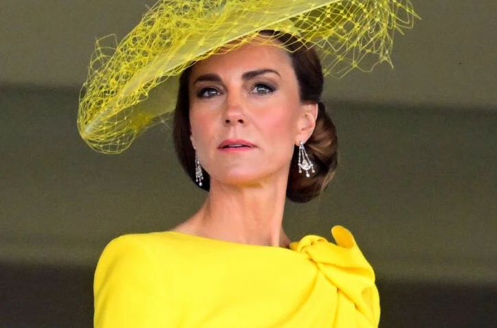 Księżna Kate Księżna Kate w żółtej sukience i pasującym kapeluszu podczas wyścigów konnych Royal Ascot w 2026 roku.