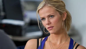 Brooklyn Decker w filmie "Battleship: Bitwa o Ziemię" (2012)