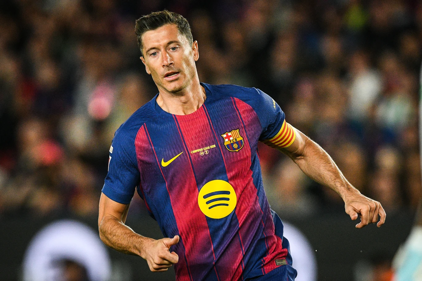 Robert Lewandowski Robert Lewandowski w bordowo-granatowej koszulce FC Barcelony z opaską kapitańską podczas meczu.