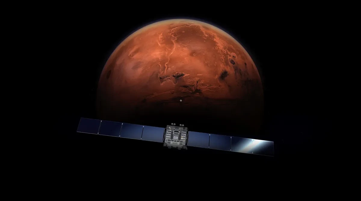 NASA wyśle nowy orbiter na Marsa. Kontrakt wygrywa Blue Origin. Orbiter telekomunikacyjny z dużymi panelami słonecznymi na tle powierzchni Marsa