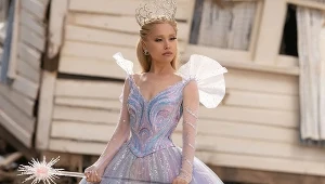 Ariana Grande w scenie z filmu "Wicked: Na dobre"