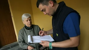 Obowiązujące przepisy wymagają, aby senior pokazał dowód osobisty lub inny dokument tożsamości przy odbiorze emerytury od listonosza.