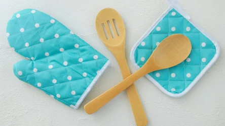 Rękawice kuchenne i inne tekstylia łatwo ulegają zabrudzeniom. Jak je skutecznie wyczyścić?