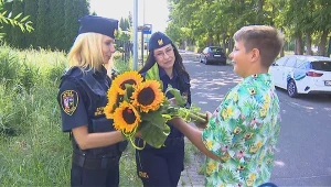 12-letni Fabian wręczył strażniczkom miejskim słoneczniki. Służby dostały anonimowy donos na chłopaka