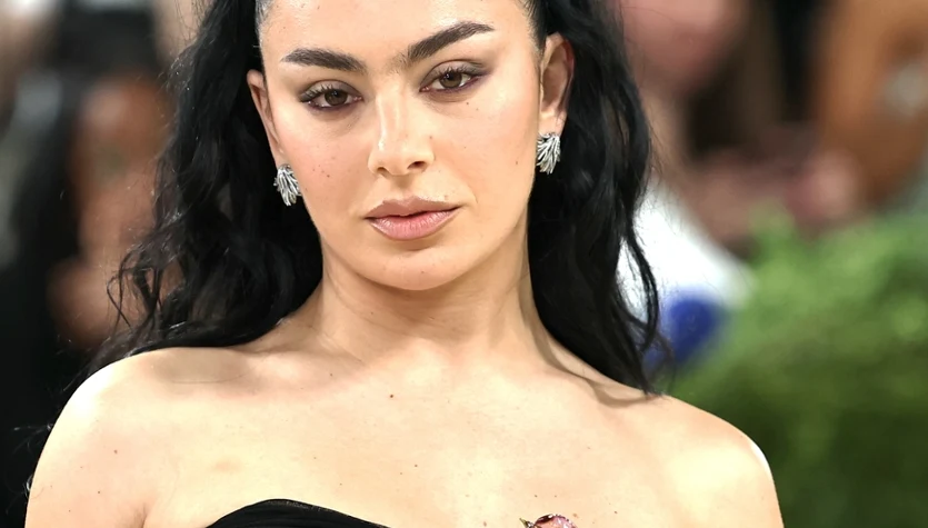 Charli XCX odniosła się do krążących plotek. "Bardzo staroświeckie"