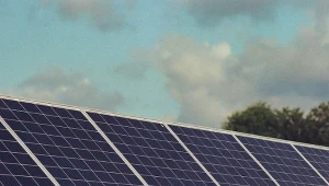 Panele słoneczne stały się znacznie tańsze i bardziej wydajne, co czyni je coraz bardziej konkurencyjnymi z wytwarzaniem paliw kopalnych w wielu regionach.