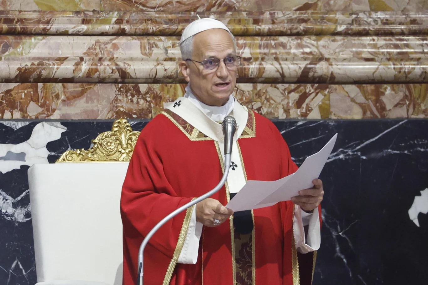 Papież Leon XIV wskazał na zagrożenia płynące z "fałszywego pragmatyzmu" Papież Leon XIV przemawia w szatach liturgicznych