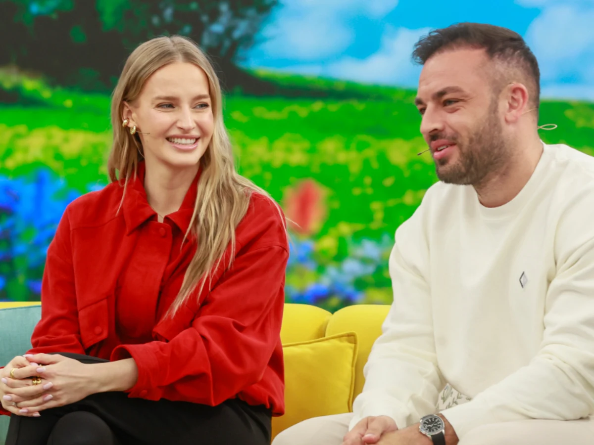 Karolina Pisarek i Roger Salla Karolina Pisarek-Salla i Roger Salla siedzący na żółtej sofie podczas rozmowy.
