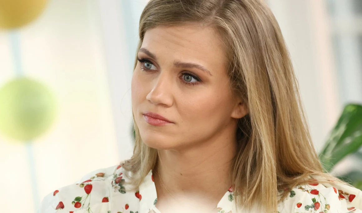 Agnieszka Kaczorowska Agnieszka Kaczorowska w koszuli z motywem wiśni. Aktorka i tancerka pozuje do zdjęcia.