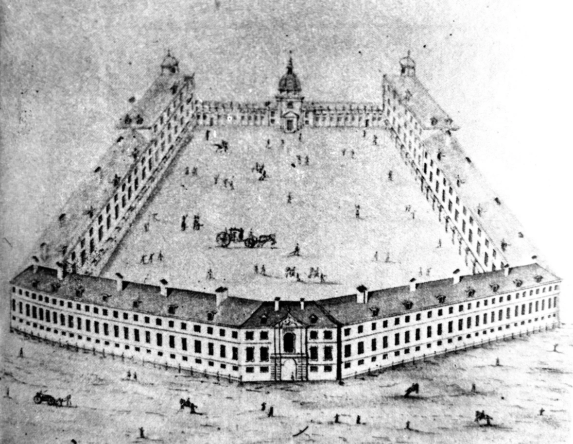 Monumentalny gmach w kształcie otwartego czworoboku z rozległym dziedzińcem, otoczony czterema skrzydłami budynków, pośrodku brama wejściowa oraz grupki ludzi i powozy poruszające się po placu.