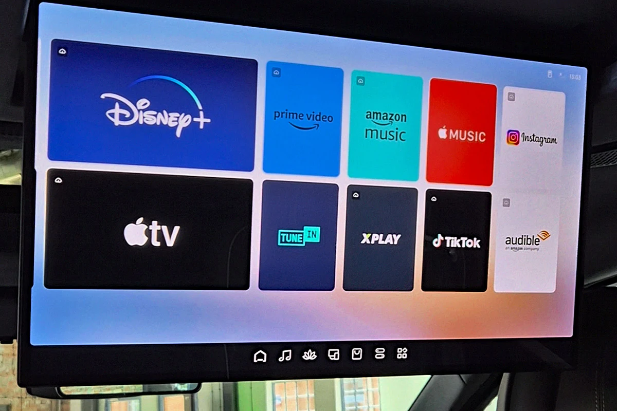 Ekran dotykowy z wyświetlonymi ikonami popularnych platform streamingowych i mediów społecznościowych, takich jak Disney+, Prime Video, Apple TV, TikTok, Amazon Music oraz Instagram.