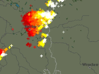 Intensywne skupisko wyładowań atmosferycznych w okolicy Wrocławia, oznaczone kolorami od czerwonego do żółtego, wskazujące na dużą aktywność burzową w tej części regionu.