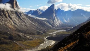 Mount Thor przyciąga turystów. Najwyższa pionowa ściana na świecie