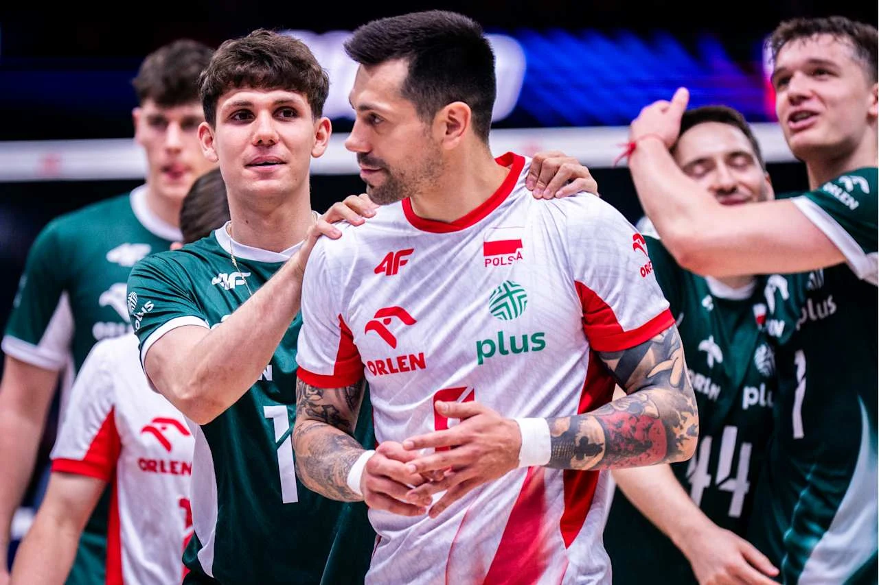 Mateusz Czunkiewicz przed rokiem zadebiutował w reprezentacji Polski. Tym razem nie doczekał się powołania Siatkarze w strojach sportowych, w centrum zawodnik w biało-czerwonym stroju reprezentacji Polski.