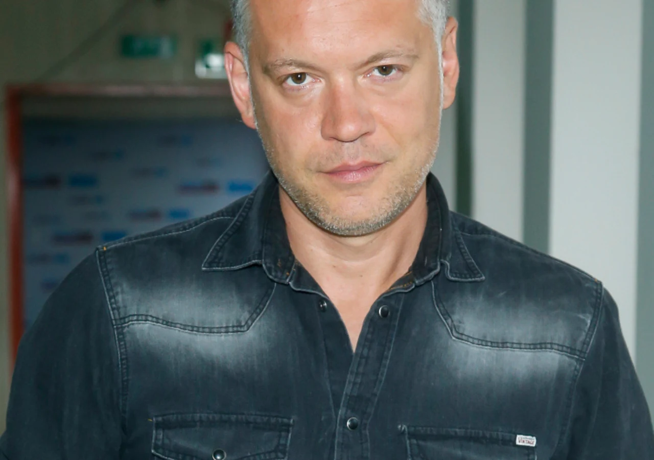 Krzysztof Antkowiak Krzysztof Antkowiak w jeansowej koszuli, zdjęcie portretowe wokalisty.