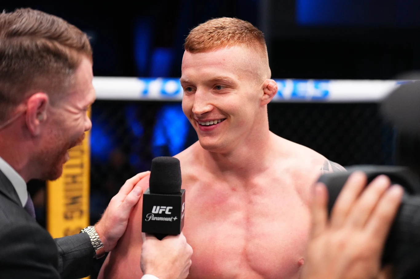 Iwo Baraniewski Iwo Baraniewski odpowiada na pytania dziennikarza po walce, widoczny mikrofon z logo UFC.