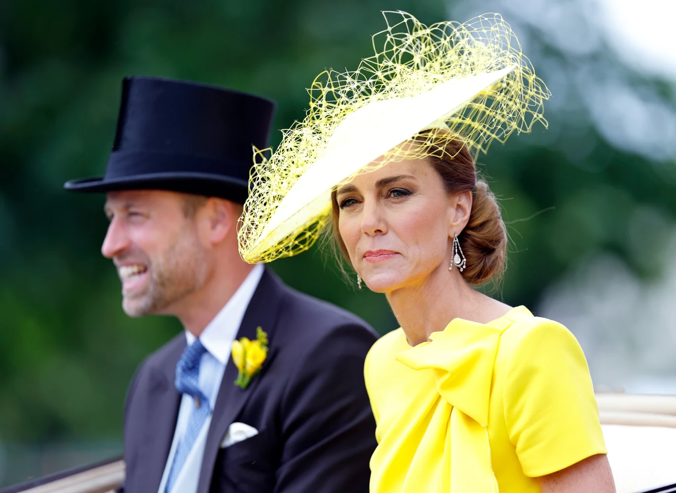 Elegancka kobieta w żółtej sukni i dużym kapeluszu z ozdobną siateczką siedzi obok mężczyzny w garniturze i cylindrze, oboje uczestniczą w wydarzeniu plenerowym.