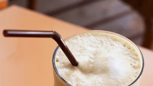 Jak zrobić domową mrożoną kawę z apetyczną mleczną pianką?