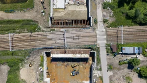 Ważący 5,5 tys. ton betonowy segment dosłownie wepchnięto pod działającą linię kolejową