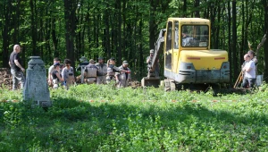 Poszukiwania zbiorowych pochówków Polaków w Puźnikach w 2025 roku
