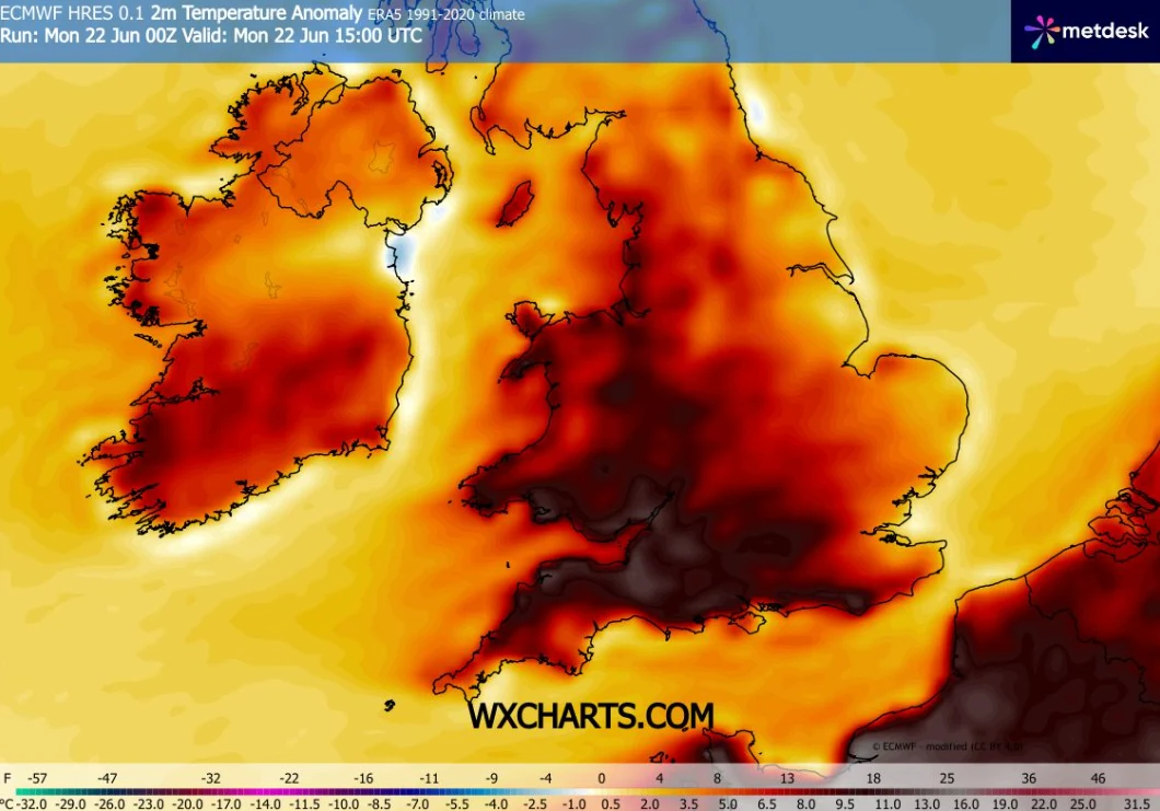 Upały opanowały południowo-zachodnią część Wielkiej Brytanii i przez najbliższe dni nie ustąpią Mapa anomalii temperatury pokazująca znacznie podwyższone wartości w południowej i środkowej części Wielkiej Brytanii oraz w zachodniej Europie, z wyraźnym gradientem kolorów od żółci po intensywną czerwień.