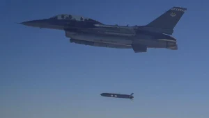 Samolot testowy F-16D odpalający pocisk manewrujący AGM-188 Rusty Dagger w Stanach Zjednoczonych