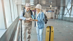 Jak bezpiecznie zaplanować podróż samolotem z niepełnosprawnością? Praktyczny poradnik dla seniorów