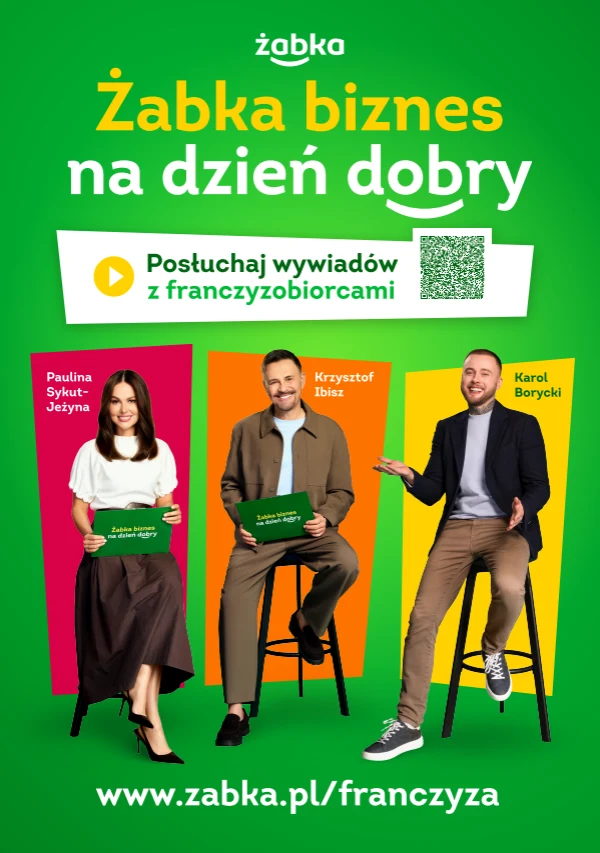 Podcasty "Żabka Biznes na dzień dobry" Troje uśmiechniętych dorosłych siedzi na kolorowych krzesłach na tle zielonej grafiki promującej franczyzę Żabka, każdy trzyma tabliczkę z imieniem i nazwiskiem, nad nimi widoczne są hasła reklamowe i adres strony internetowej.