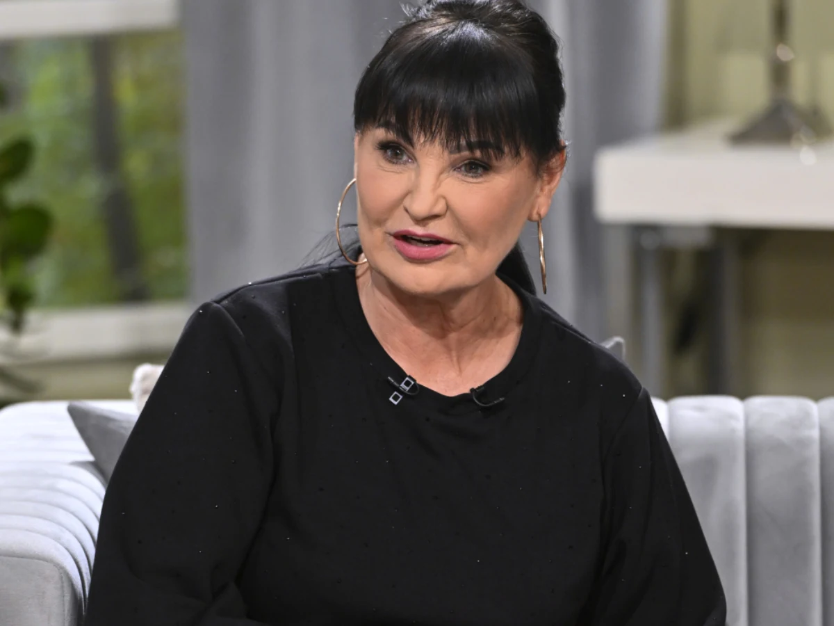 Iwona Pavlović Iwona Pavlović siedzi na jasnej kanapie w swoim domu w Olsztynie.
